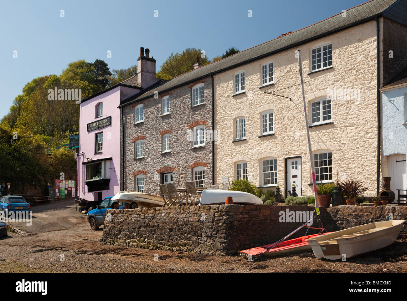 Reino Unido, Inglaterra, Devon, Dittisham Ferry Boat Inn pintado de colores vivos riverside, casas en el muelle Foto de stock
