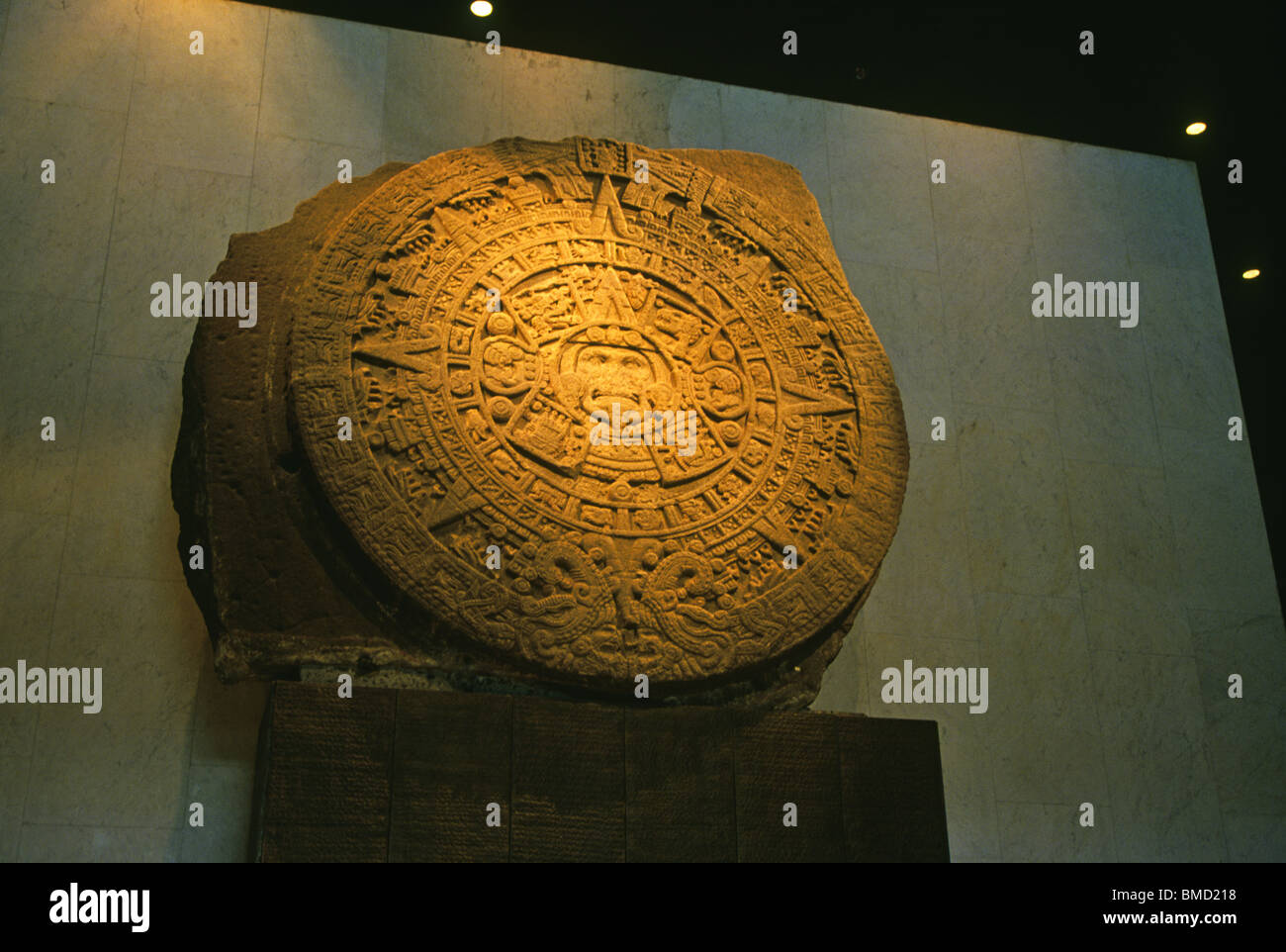 El 'Calendario Azteca', también llamado tonalpohualli y la piedra del sol azteca, en el Museo 