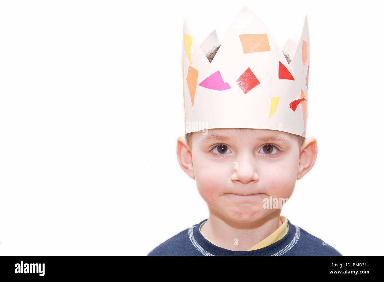 Niño menor 4 con corona hecha a mano. Poco feliz, rey. Foto de stock