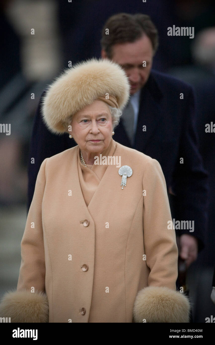 La Reina Isabel II de Gran Bretaña en un compromiso oficial vistiendo un traje color crema y sombrero de piel con guarnecido coincidentes Foto de stock