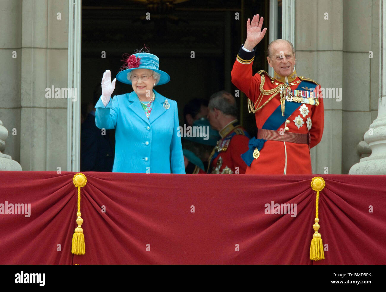 Britain's Queen Elizabeth y el Príncipe Philip saludan desde el balcón del Palacio de Buckingham después del Trooping de los colores Foto de stock