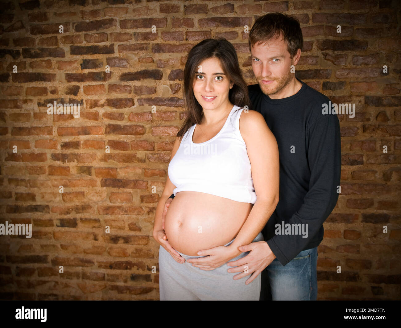 Pareja joven esperando un bebé. Octavo mes de embarazo. Foto de stock