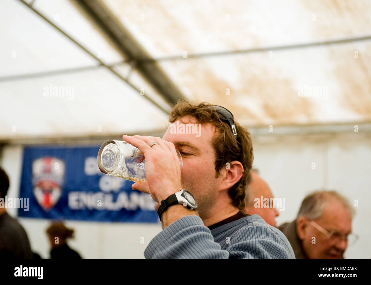 Un cliente bebiendo una pinta de cerveza real en el Festival de la cerveza de aro en Essex. Foto por Gordon Scammell Foto de stock