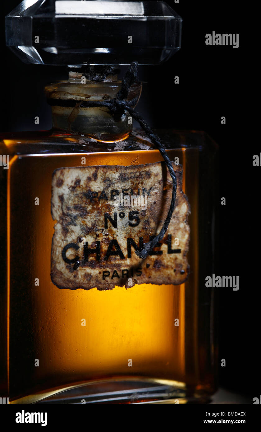 Viejo frasco de perfume Chanel nº5 con etiqueta angustiado Foto de stock