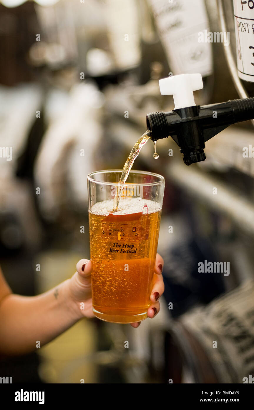 Una pinta de cerveza real que se vierten en el Festival de la cerveza de Pub Hoop en stock en Essex. Foto de stock