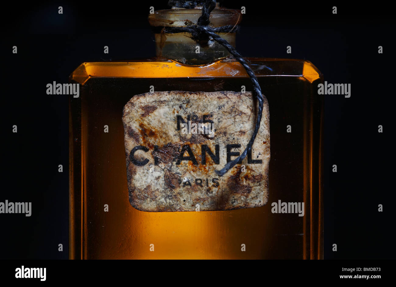 Viejo frasco de perfume Chanel nº5 con etiqueta angustiado Foto de stock