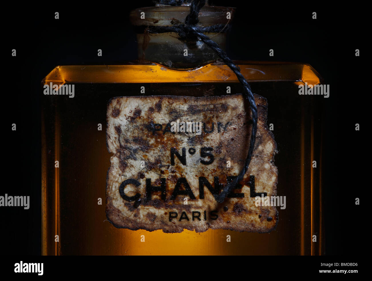 Chanel No 5 Bottle Fotos E Imagenes De Stock Alamy Chanel No 5 Bottle Fotos E Imagenes De Stock Alamy