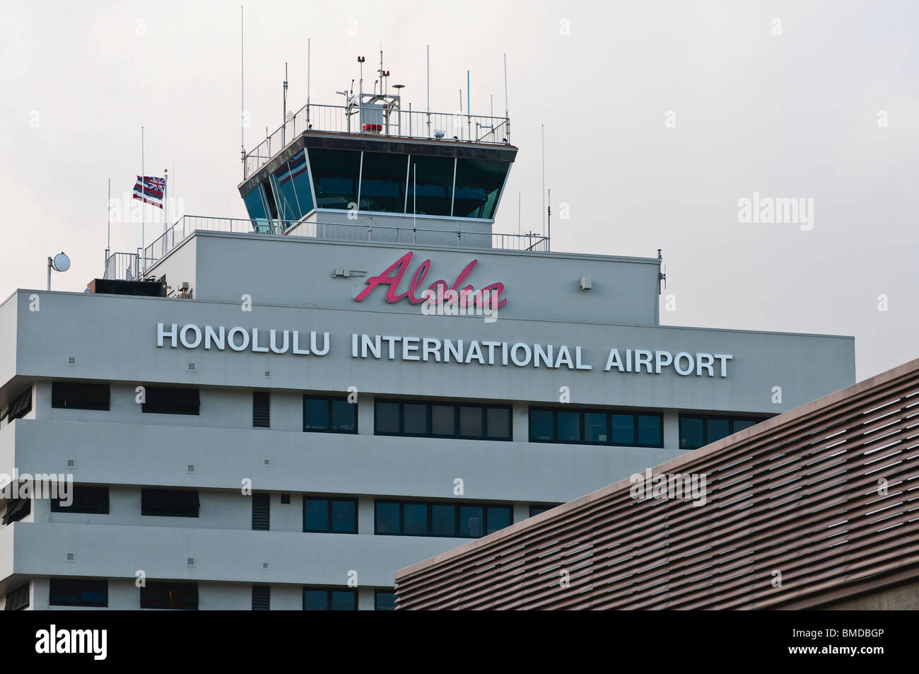 Una vista de la torre de control y terminal en el Aeropuerto Internacional de Honolulu (HNL). Foto de stock