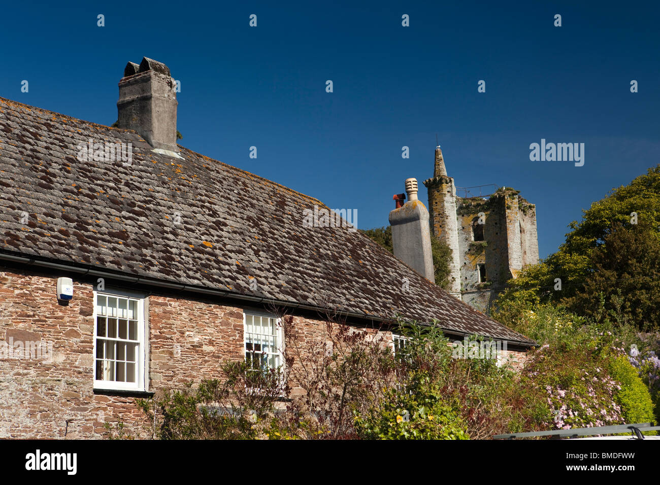 Reino Unido, Inglaterra, Devon, Slapton, antiguo colegio chantry torre, visto más bonito cottage garden Foto de stock
