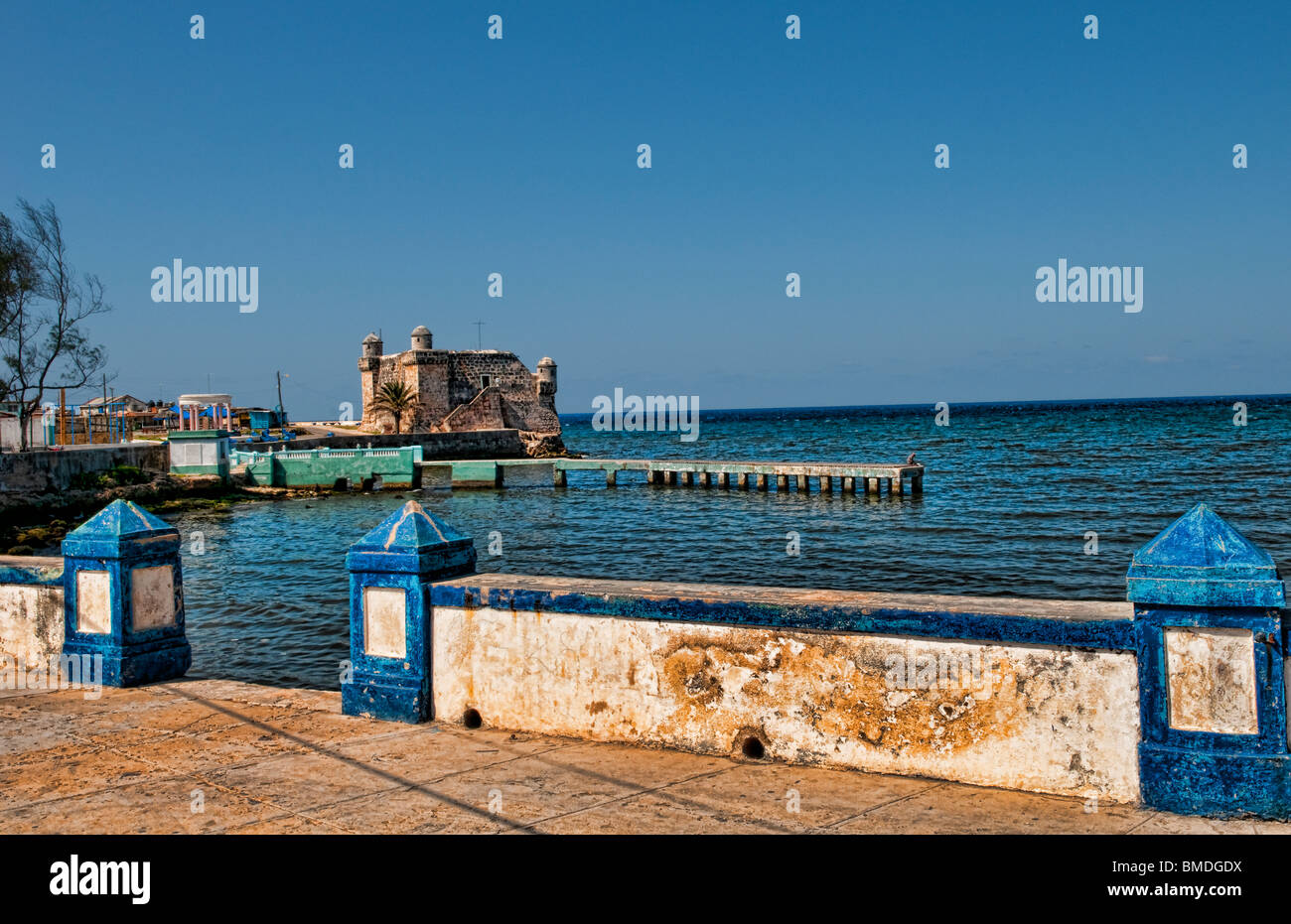 Forton militar agua en el pequeño pueblo de Cojimar Cuba Foto de stock