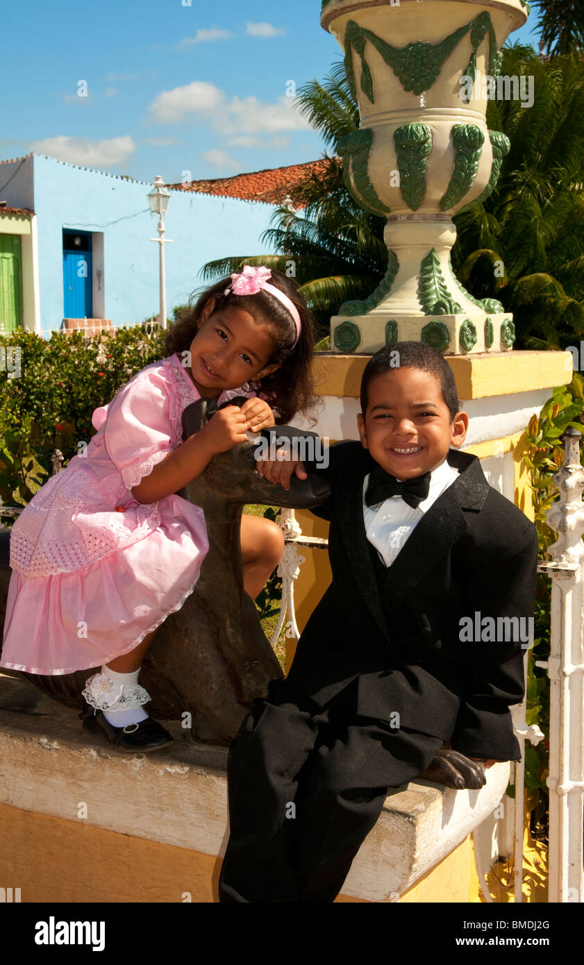 Dos niños todos vestidos para boda en el parque de la Trinidad Cuba Fotografía de stock - Alamy Dos niños todos vestidos para boda en el parque de la Trinidad Cuba Fotografía de stock - Alamy