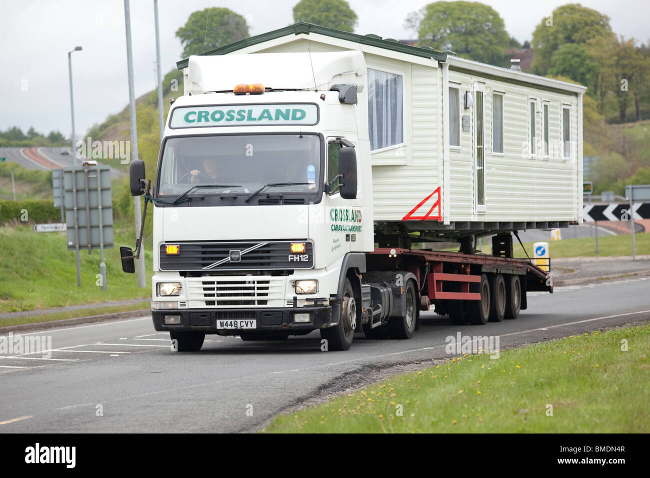 El tráfico en la A75 amplia o caravana estática de carga anormal en la parte posterior de un camión articulado Escocia UK Foto de stock