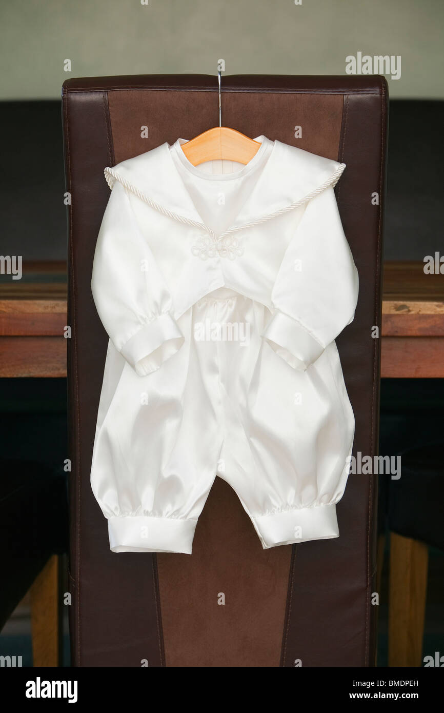 Un traje bautizo para un niño stock - Alamy