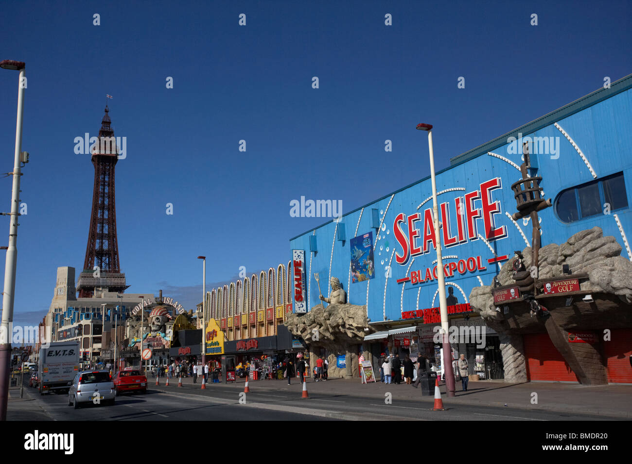 El sealife y la torre de Blackpool, en el paseo marítimo de Blackpool Lancashire, Inglaterra Foto de stock