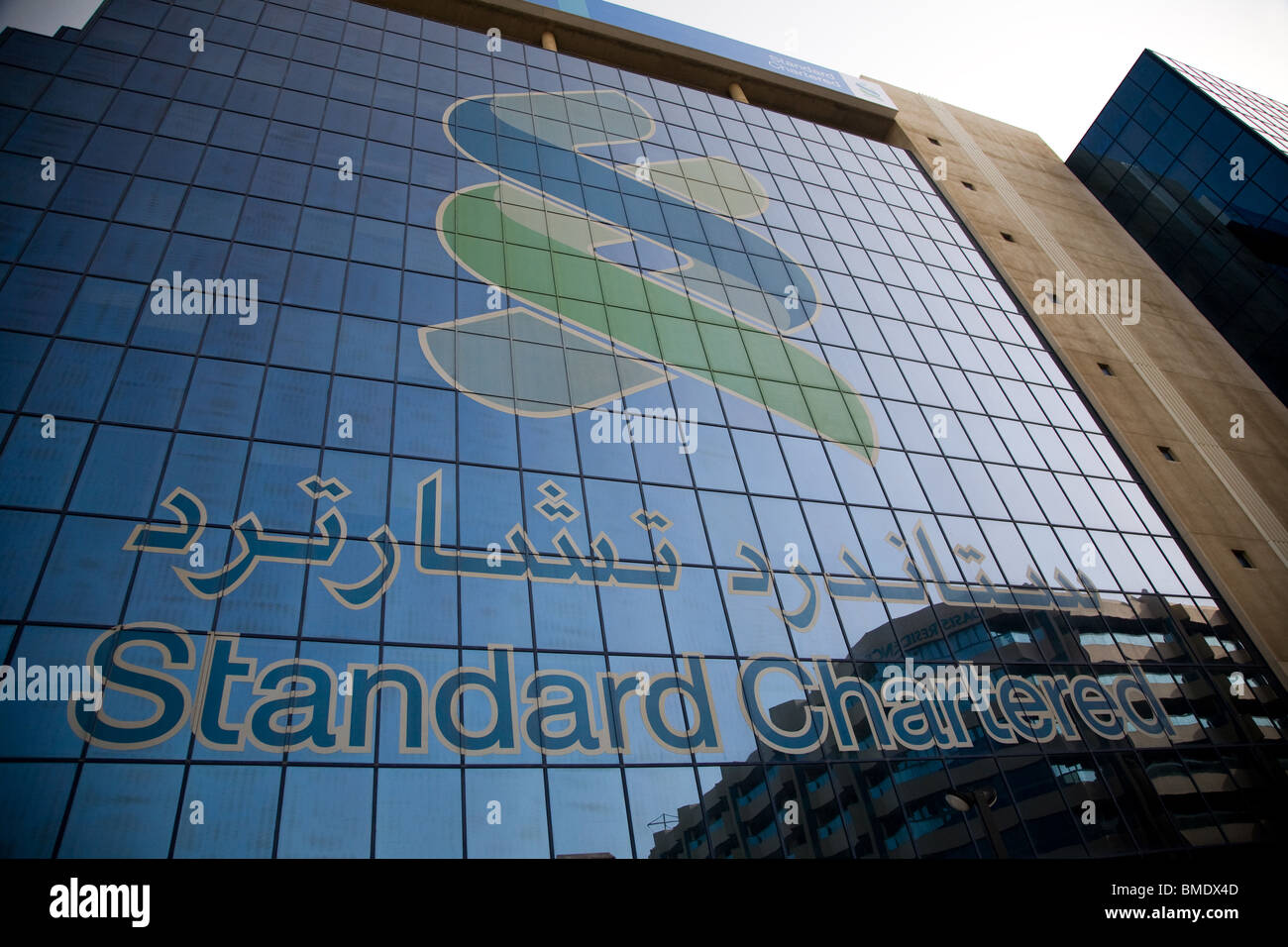 Standard Chartered Bank Dubai, UAE logo Fotografía de stock Alamy