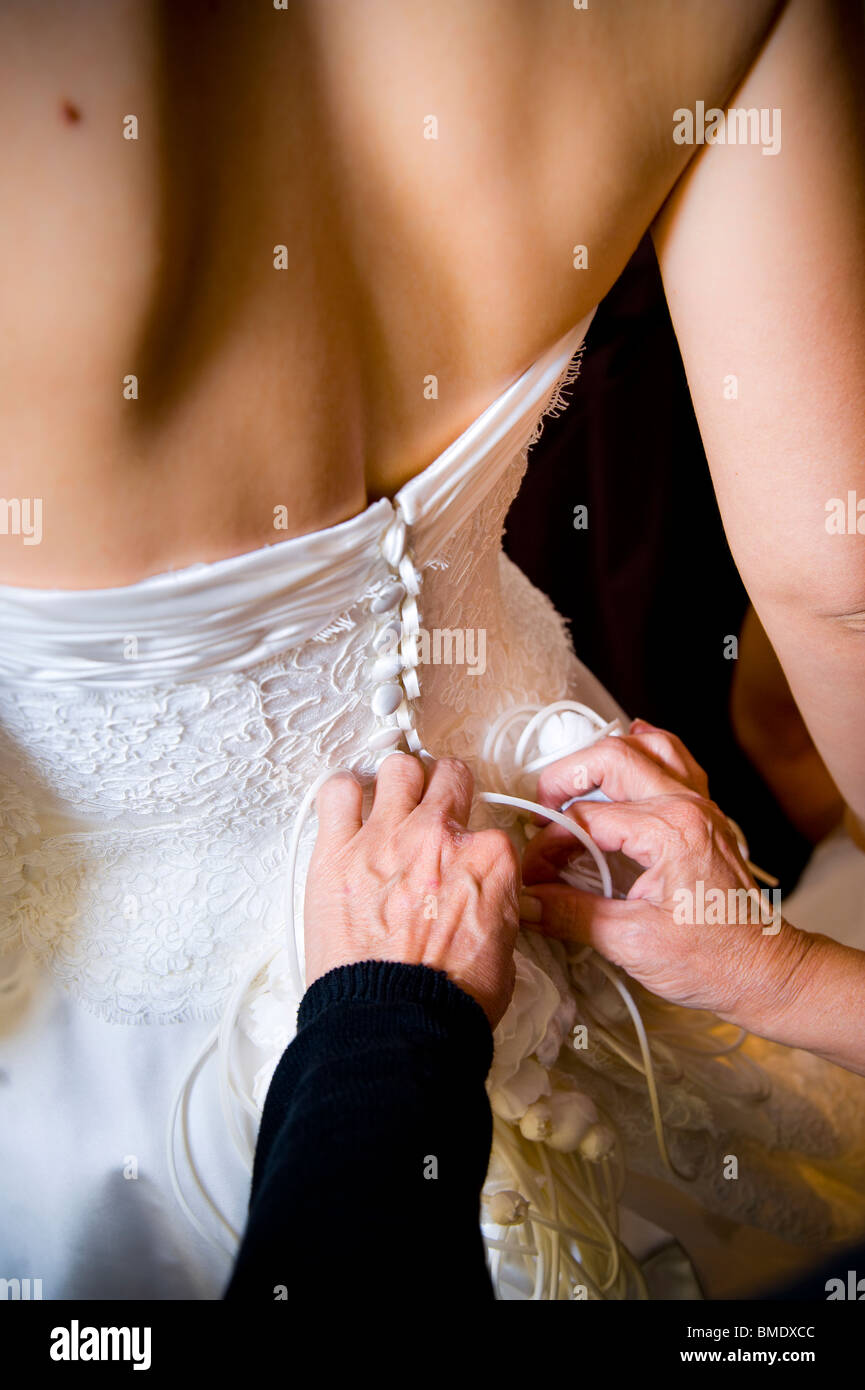 Mujer abotonarse la novia vestido de novia Foto de stock