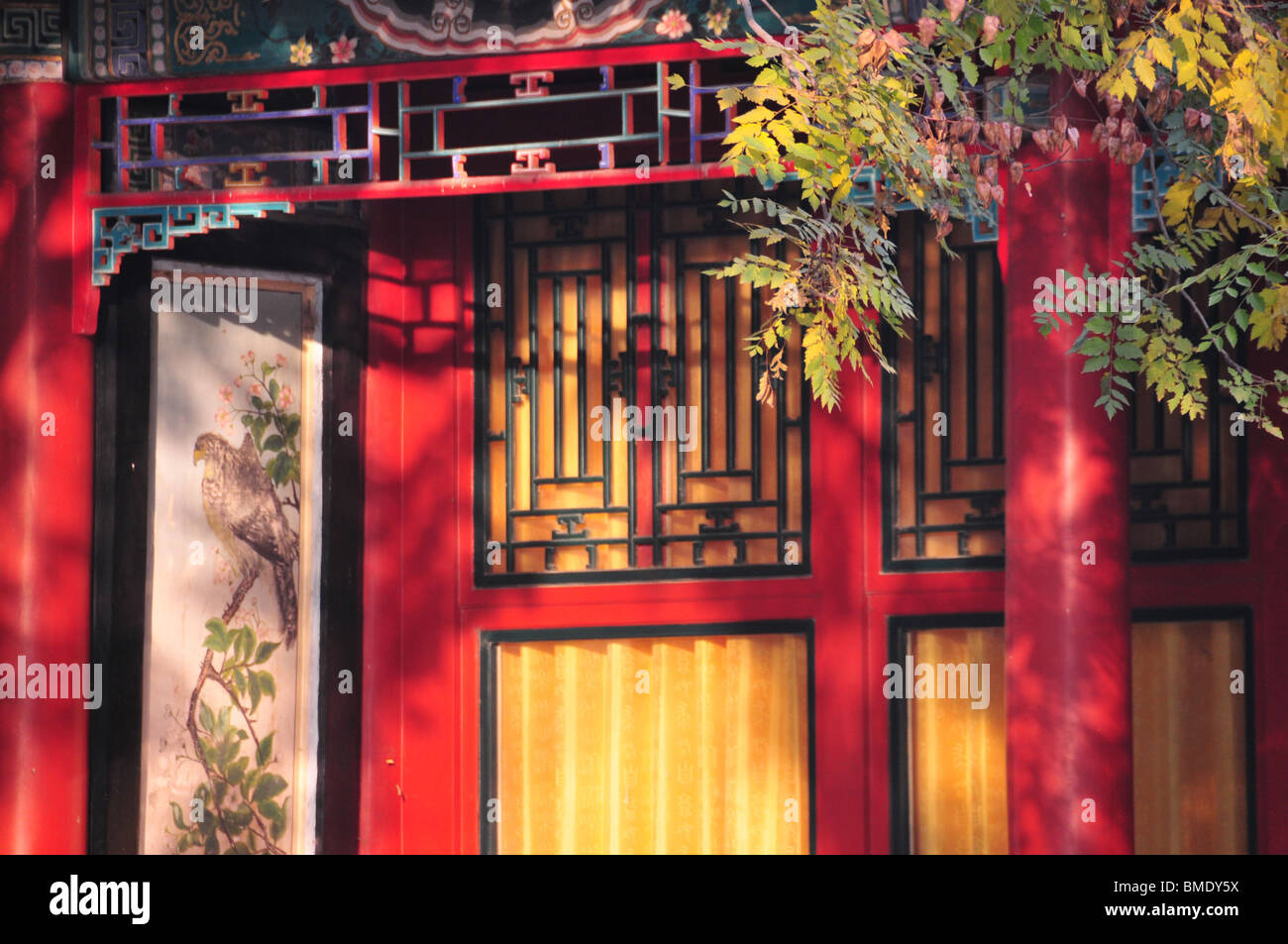 Típica arquitectura tradicional china Beijing Beihai Park Foto de stock