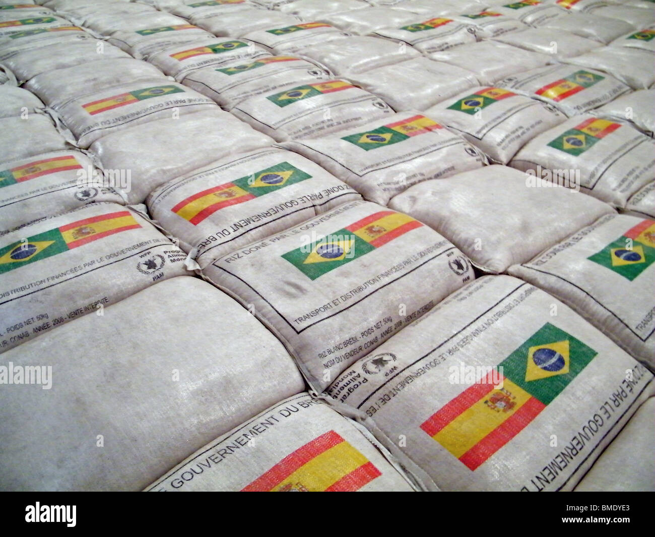 Los sacos de alimentos donados por España y Brasil se encuentran en un almacén del Programa Mundial de Alimentos en la ciudad de Gonaives, Haití Foto de stock