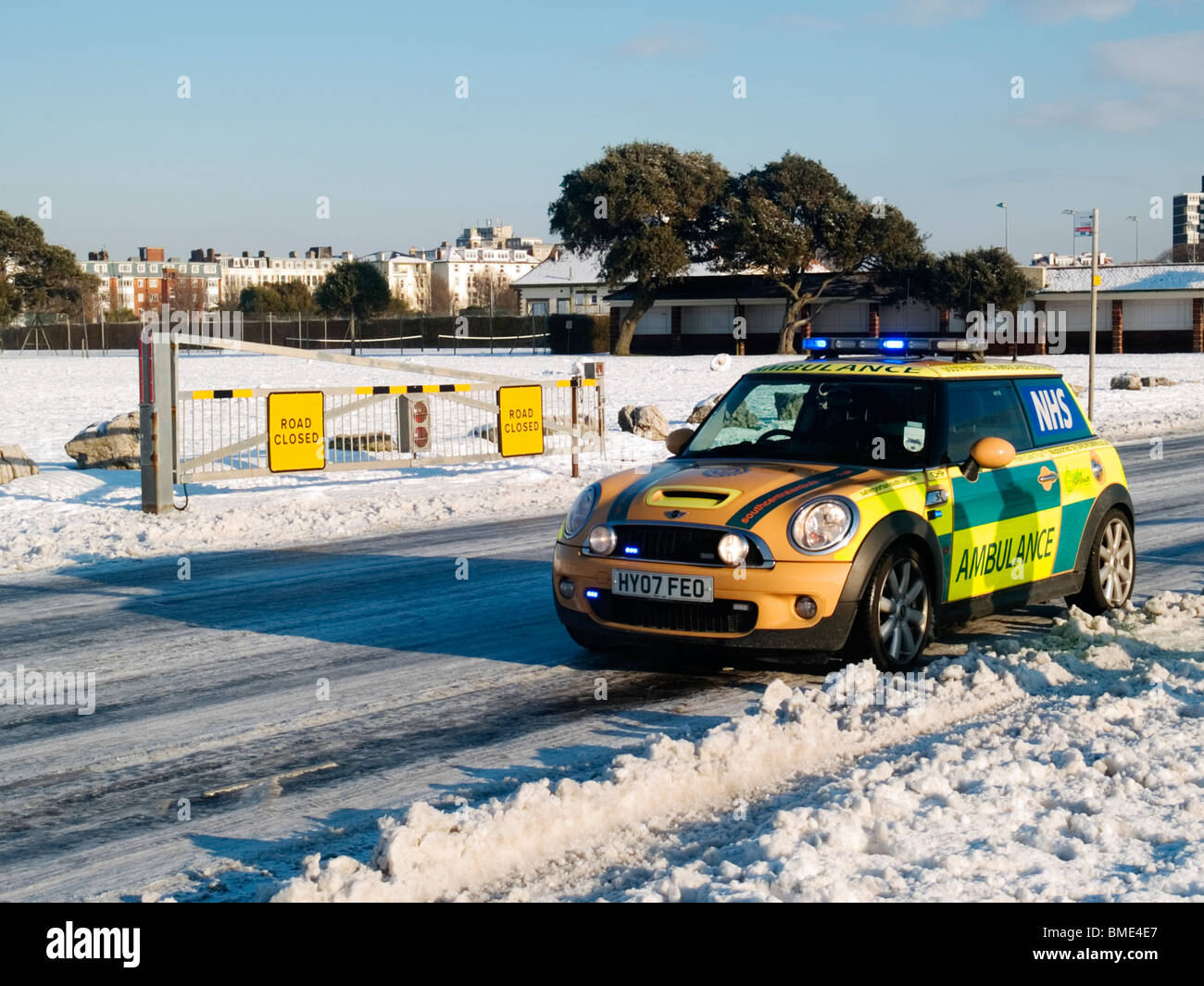 El servicio nacional de salud mini coche de guardia durante el mal la nieve y el hielo durante un invierno inusualmente duras para la costa sur Foto de stock
