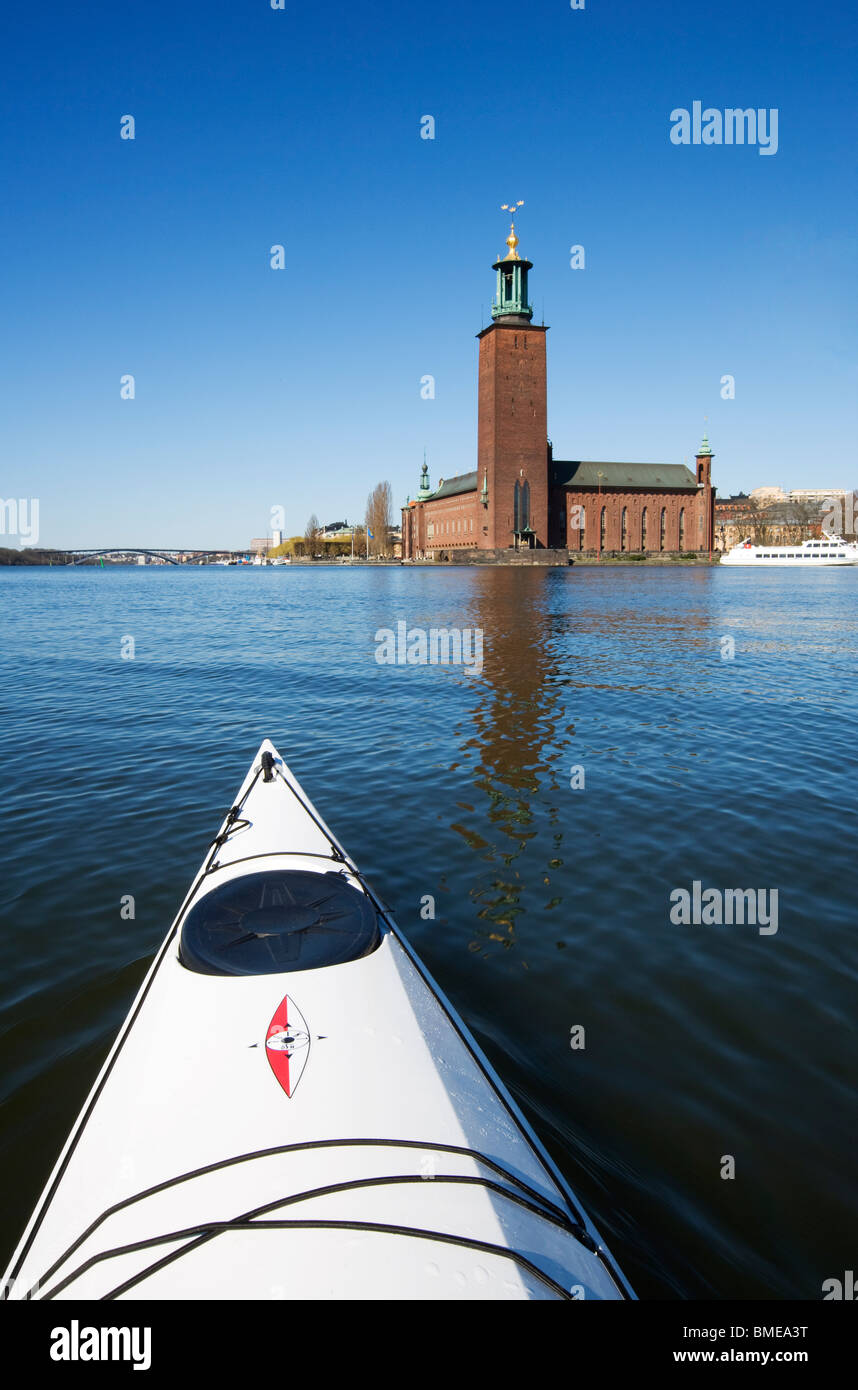 Kayak en frente del Ayuntamiento, Estocolmo, Suecia. Foto de stock