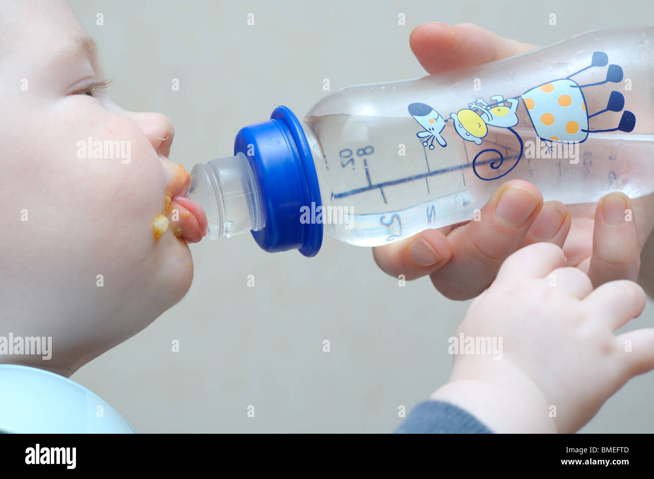 Escandinavia, Suecia, Vastergotland, madre alimentando Baby Boy, close-up Foto de stock