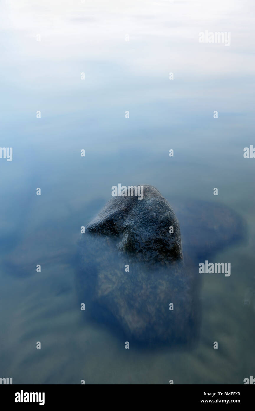 Escandinavia, Suecia, Vastergotland, Rock en el lago Foto de stock