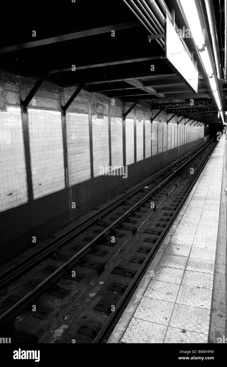 Mirando hacia abajo en las pistas de una sucia estación de metro en la Ciudad de Nueva York, NY, EUA. Foto de stock