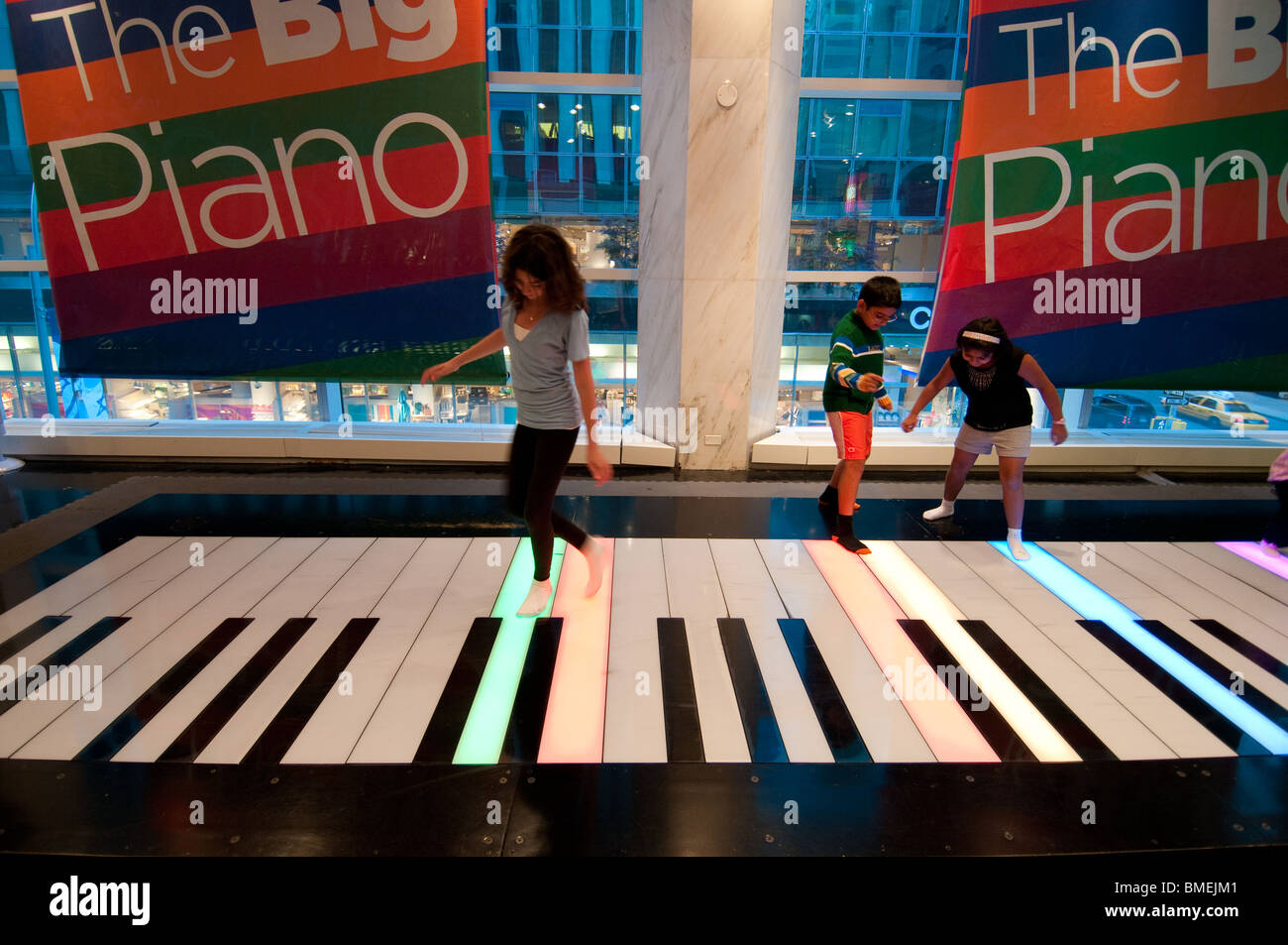 The big piano fao schwarz fotografías e imágenes de alta resolución - Alamy