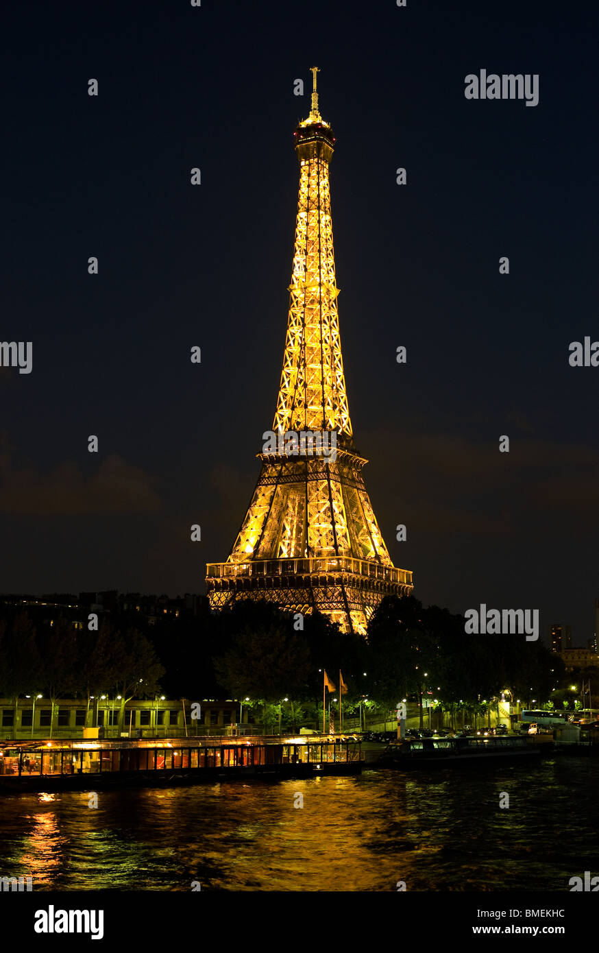 En la noche de la Torre Eiffel de París, Francia Foto de stock