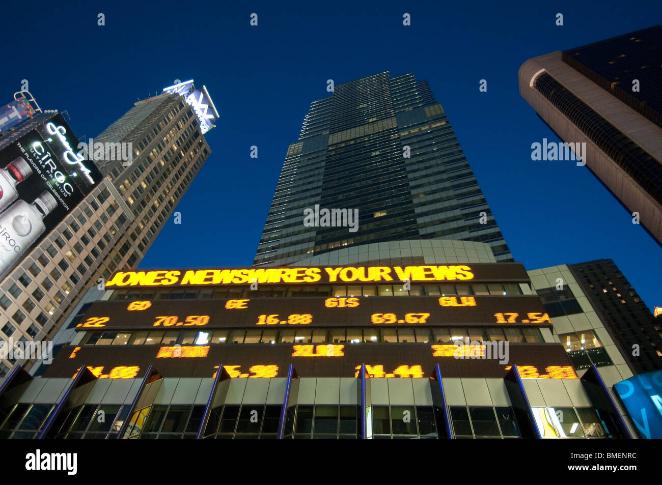 Ticker tape pantallas LED gigantes en Times Square mostrar noticias de última hora y números del