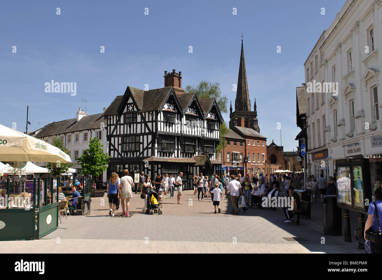 La Casa Vieja y la iglesia de San Pedro, Ciudad Alta, Hereford, Herefordshire, Inglaterra, Reino Unido. Foto de stock