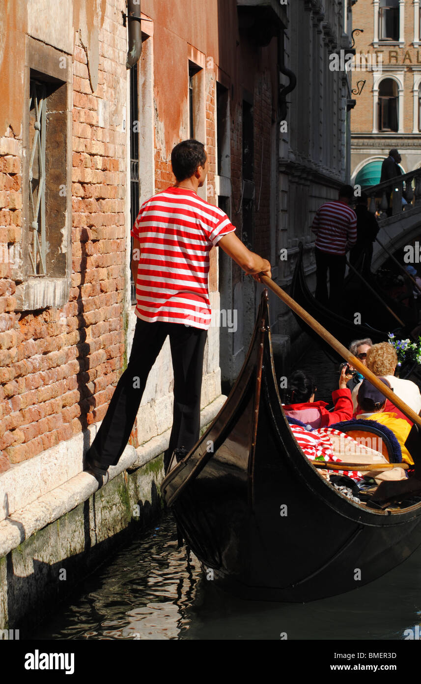 Gondolero, Venecia, Italia Foto de stock