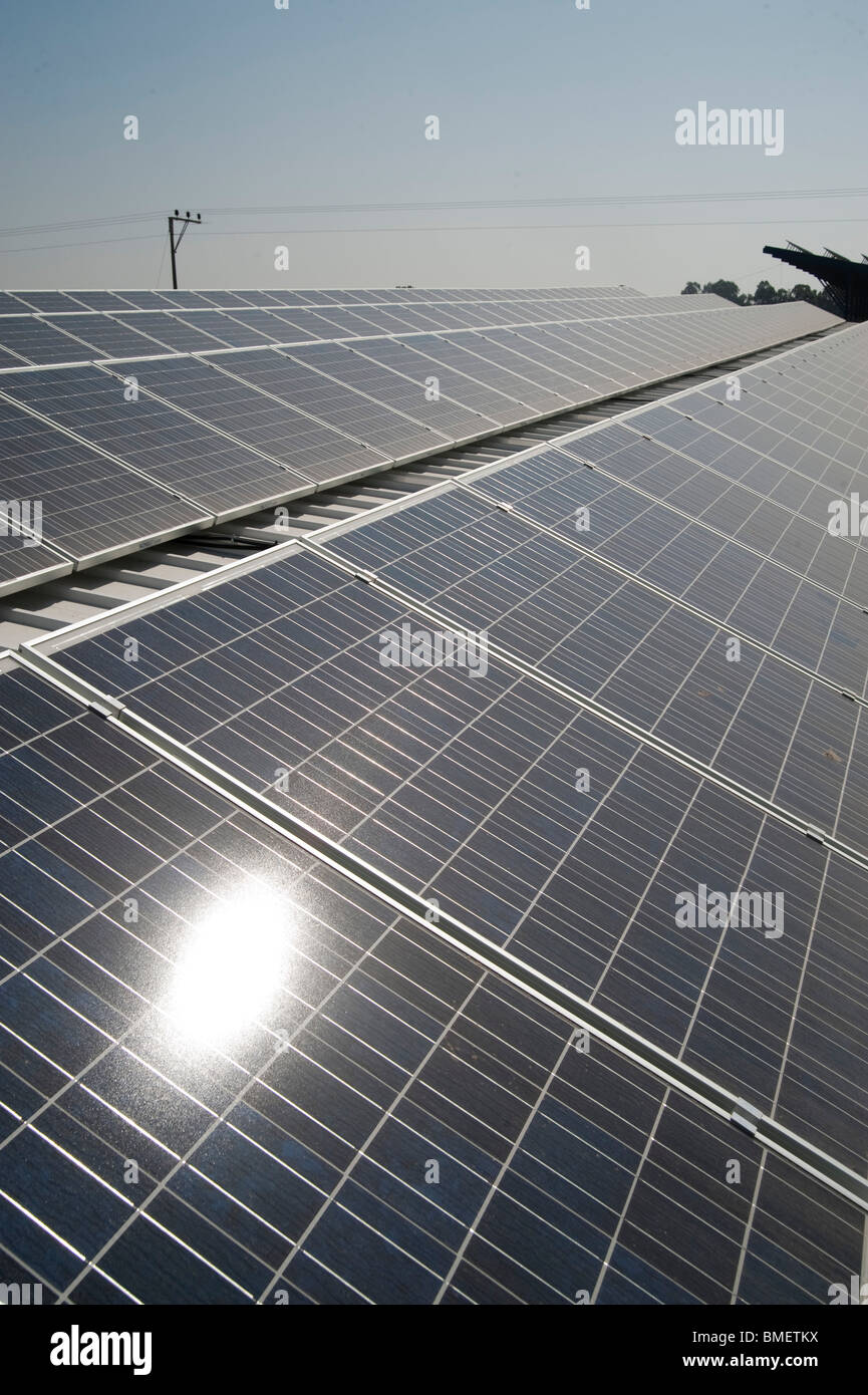 La conversión de electricidad de paneles solares Foto de stock