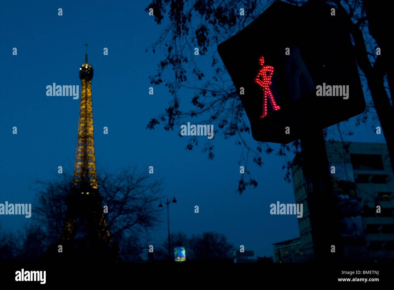 Semáforo, Feu de signalisation, homme rouge, hombre de color rojo, la torre Eiffel, la Torre Eiffel Foto de stock