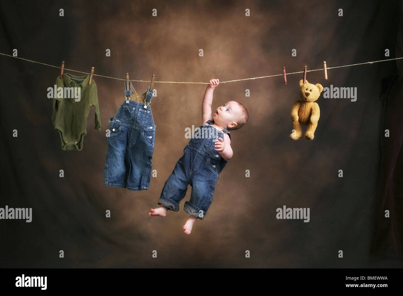 Degenerar Descendencia Mejor Un bebé en el tendedero Fotografía de stock - Alamy
