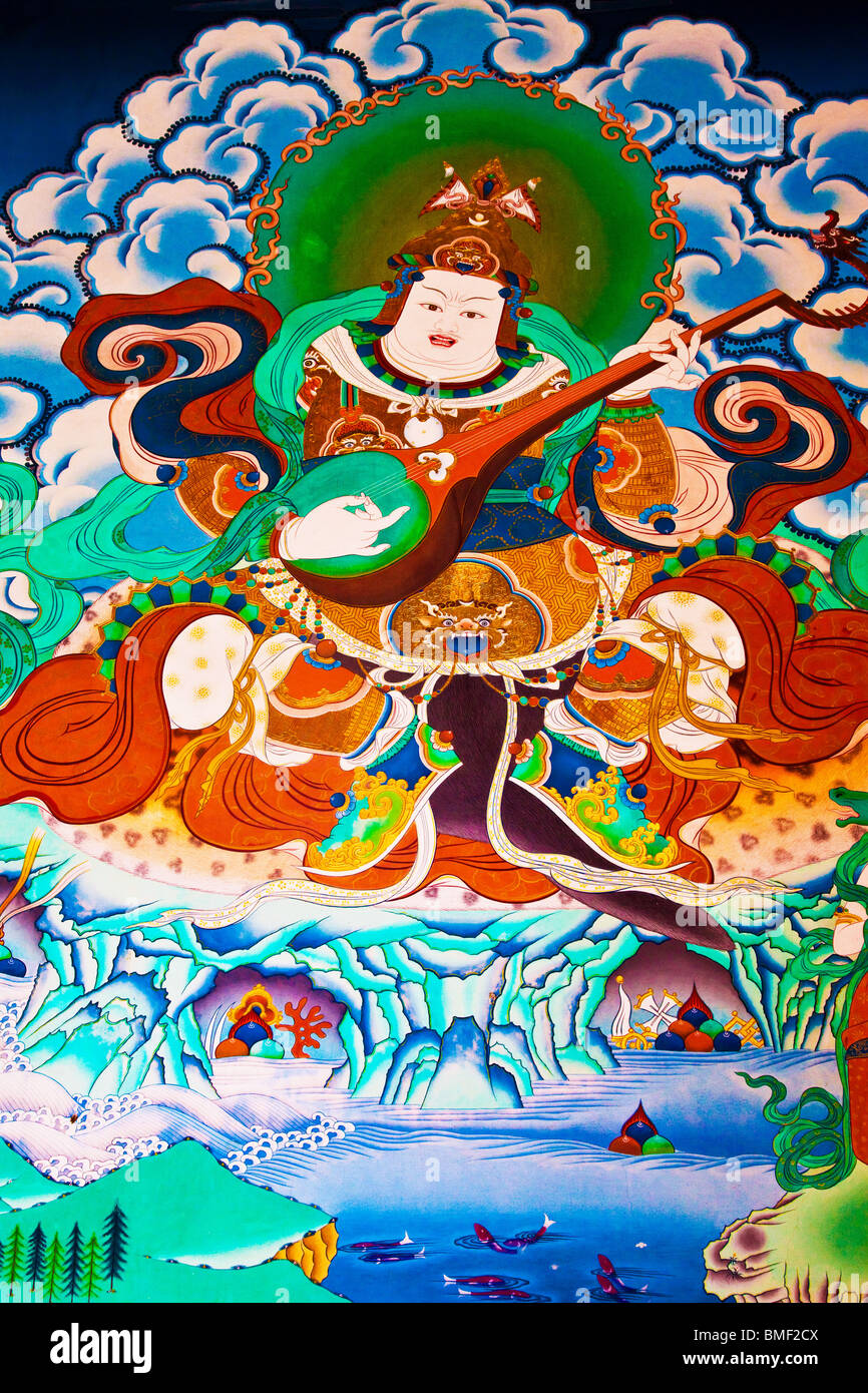 Pintura mural en el exterior del monasterio tibetano, Bodhgaya, India. Ella representa una personificación de 1 de las 4 direcciones. Foto de stock
