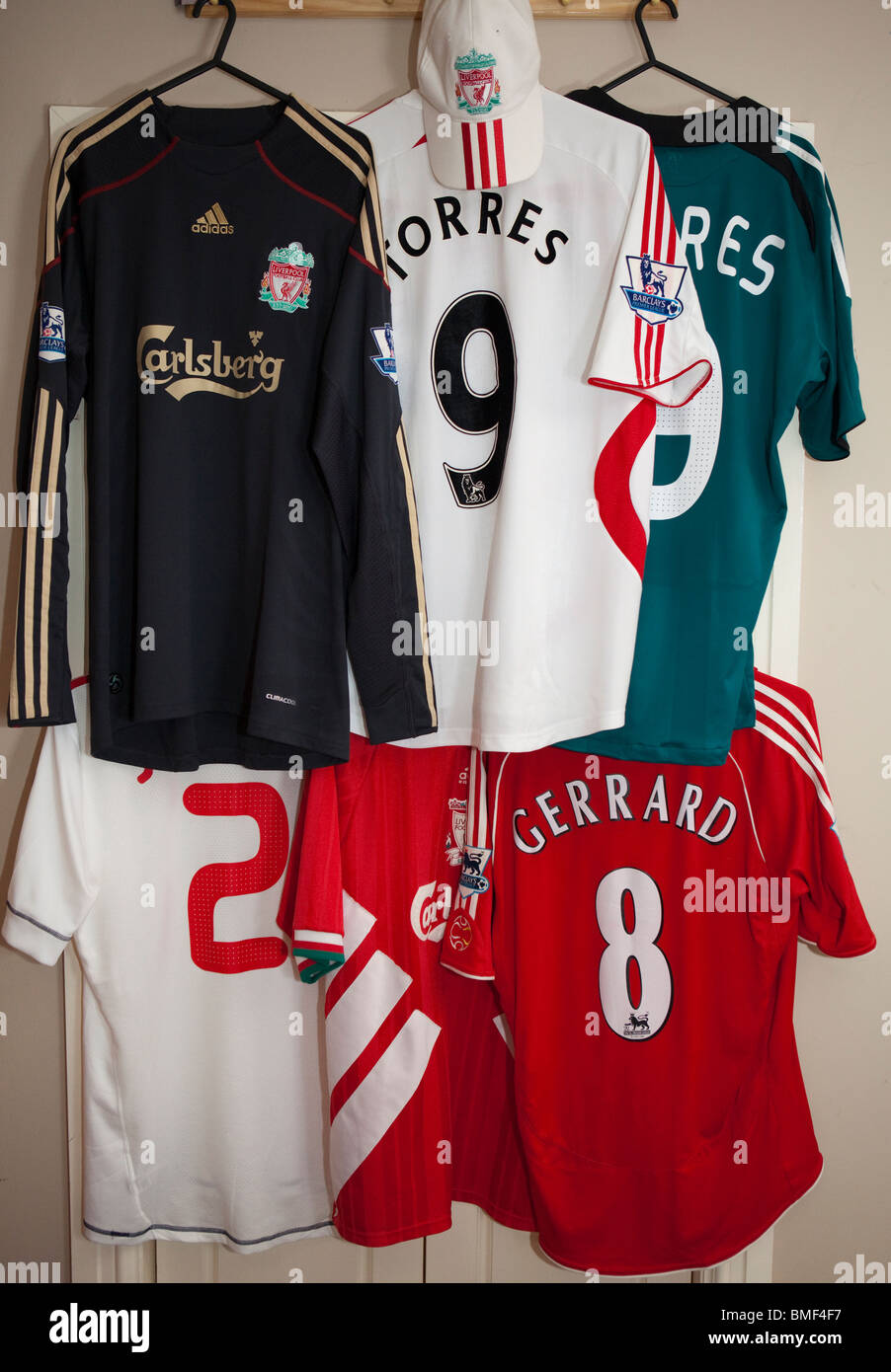 Camisetas de fútbol Liverpool FC en niños dormitorio Foto de stock