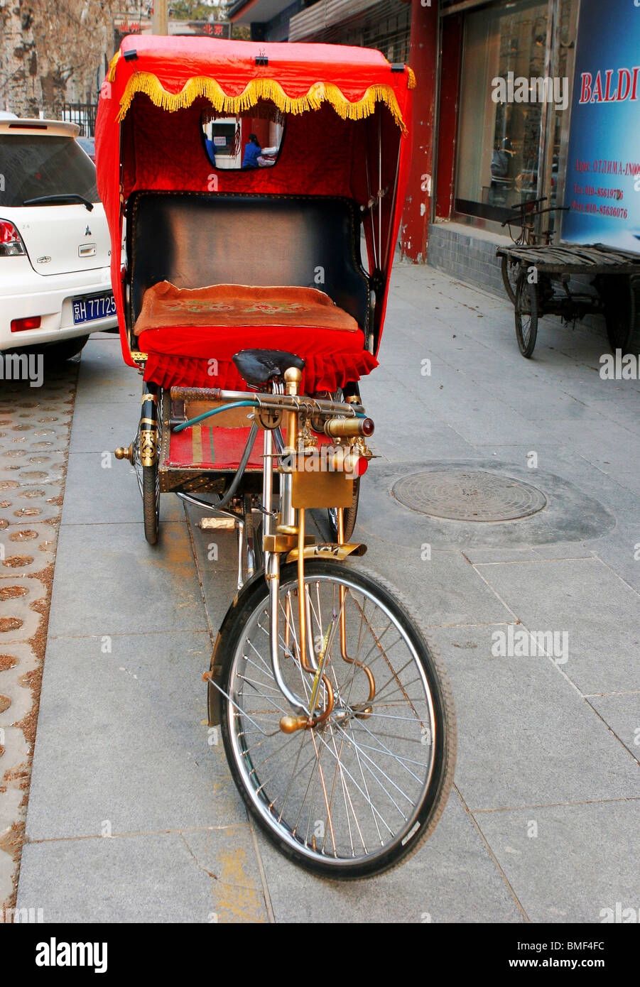 El rickshaw ricamente decorado, Beijing, China Foto de stock
