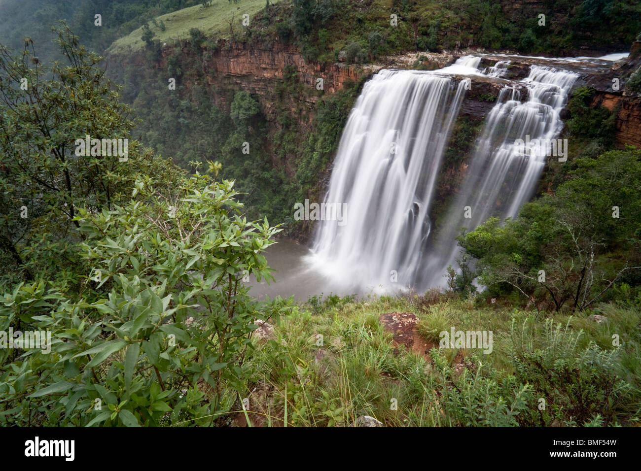 Amplio ángulo de visión de la cascada cae en Lisboa el Parque Nacional Ukhahlamba-Drakensberg de Sudáfrica Foto de stock