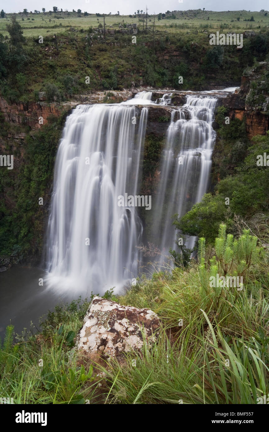Amplio ángulo de visión de la cascada cae en Lisboa el Parque Nacional Ukhahlamba-Drakensberg de Sudáfrica Foto de stock