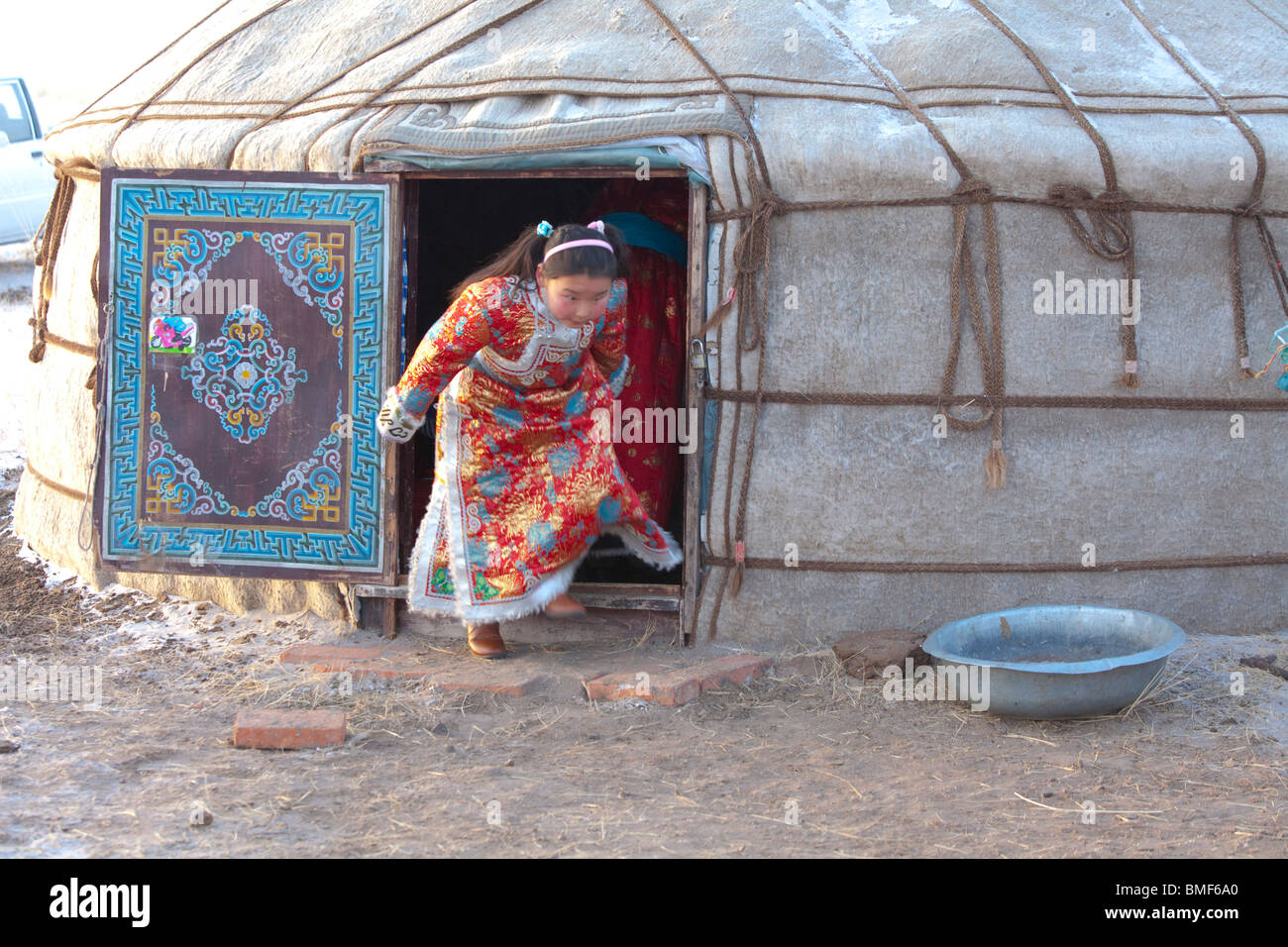 Chica de Mongolia a caminar fuera de la yurta, pastizales, East Ujimqin Ujimqin Banner, Xilin Gol Liga, Mongolia Interior, China Foto de stock