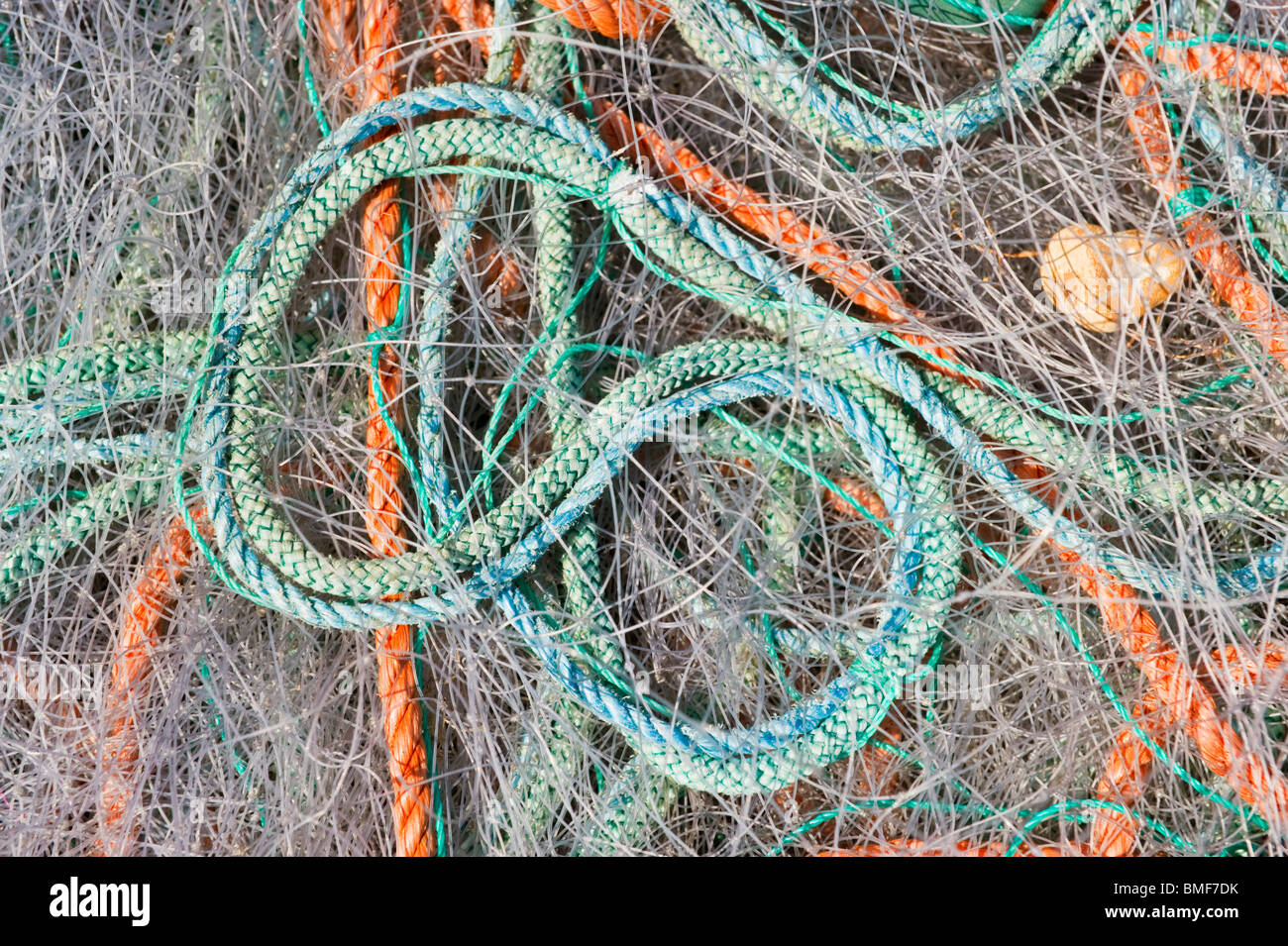 Un montón de cuerdas y redes de pesca de monofilamento de nylon en la playa en el hotel Shoreham puerto Sussex, UK Foto de stock