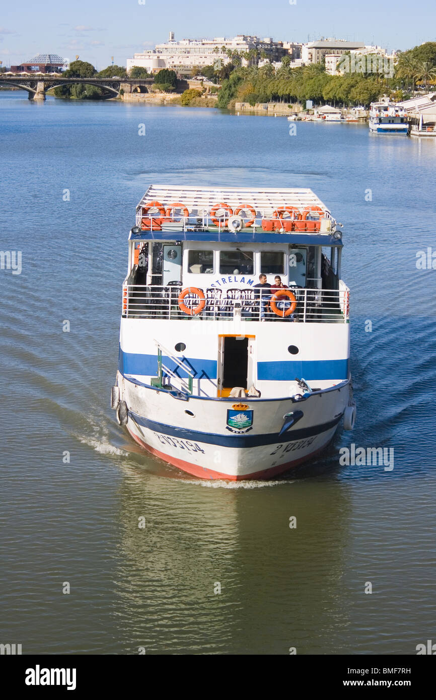 Sevilla, Andalucía, España. Recorrido turístico en barco por el río Guadalquivir. Foto de stock