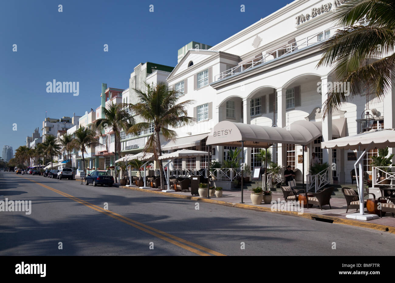 Temprano en la mañana tranquila de Ocean Drive de Miami Beach, Florida Foto de stock