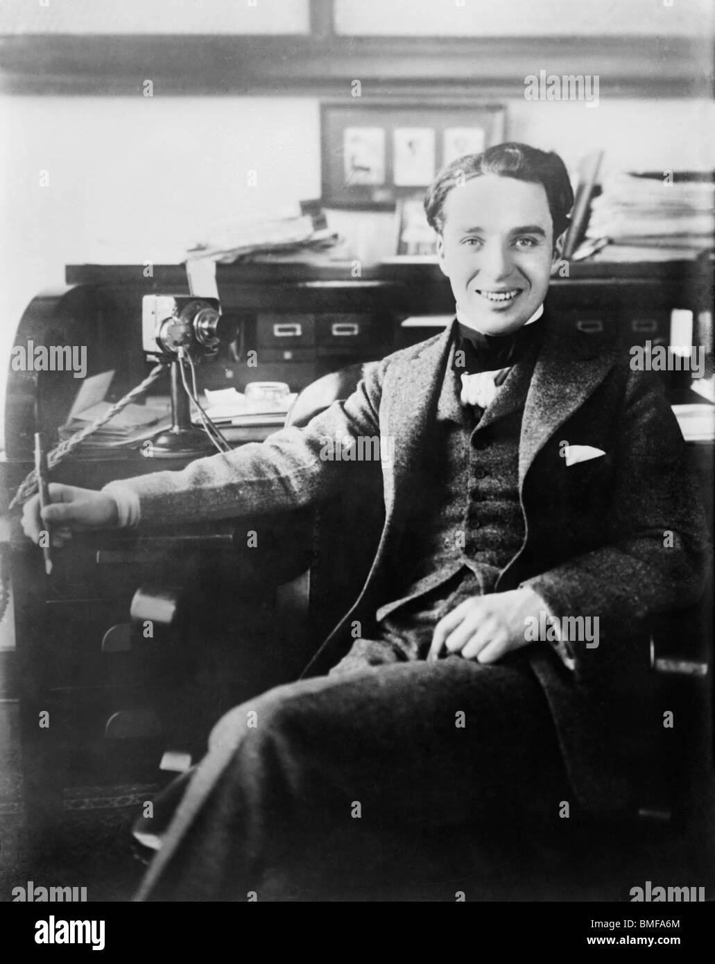 Fecha Foto retrato del actor cómico y director de cine Charlie Chaplin (1889 - 1977). Foto de stock