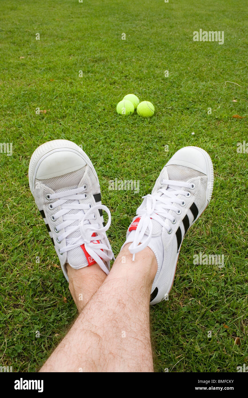 Zapatillas adidas blancas fotografías e imágenes de alta resolución - Alamy