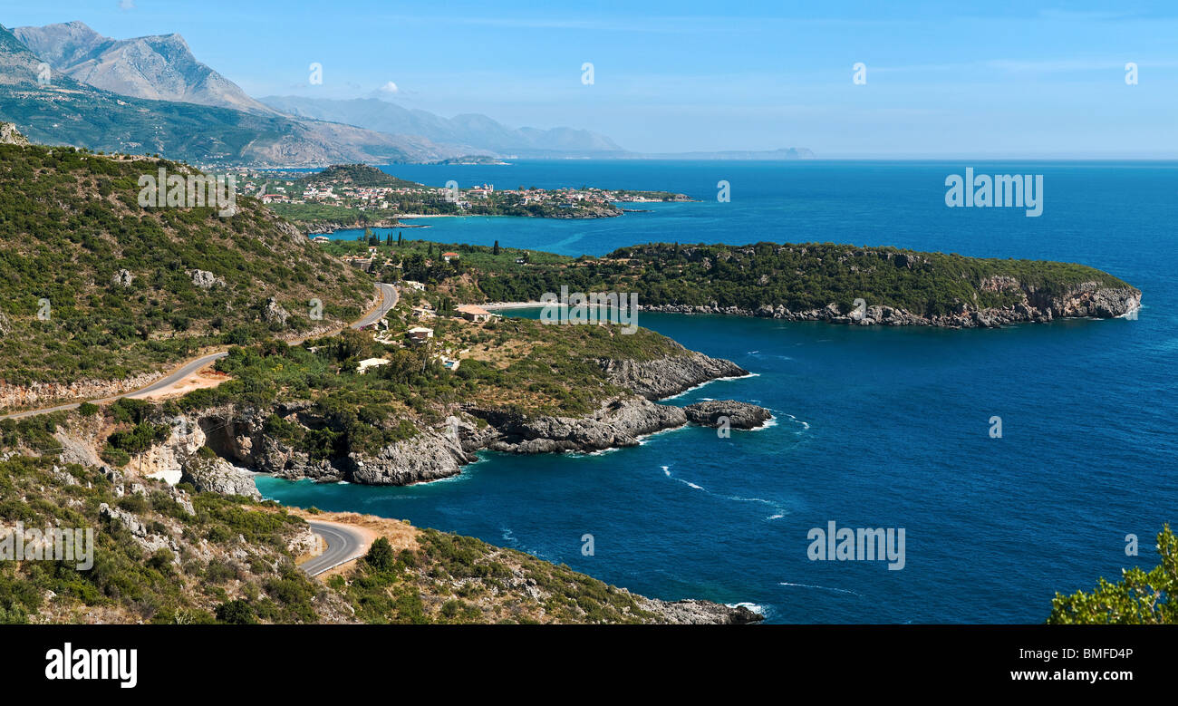La costa exterior de la Mani, con Stoupa y su Acrópolis en la media distancia Mesenia, sur del Peloponeso, Grecia Foto de stock