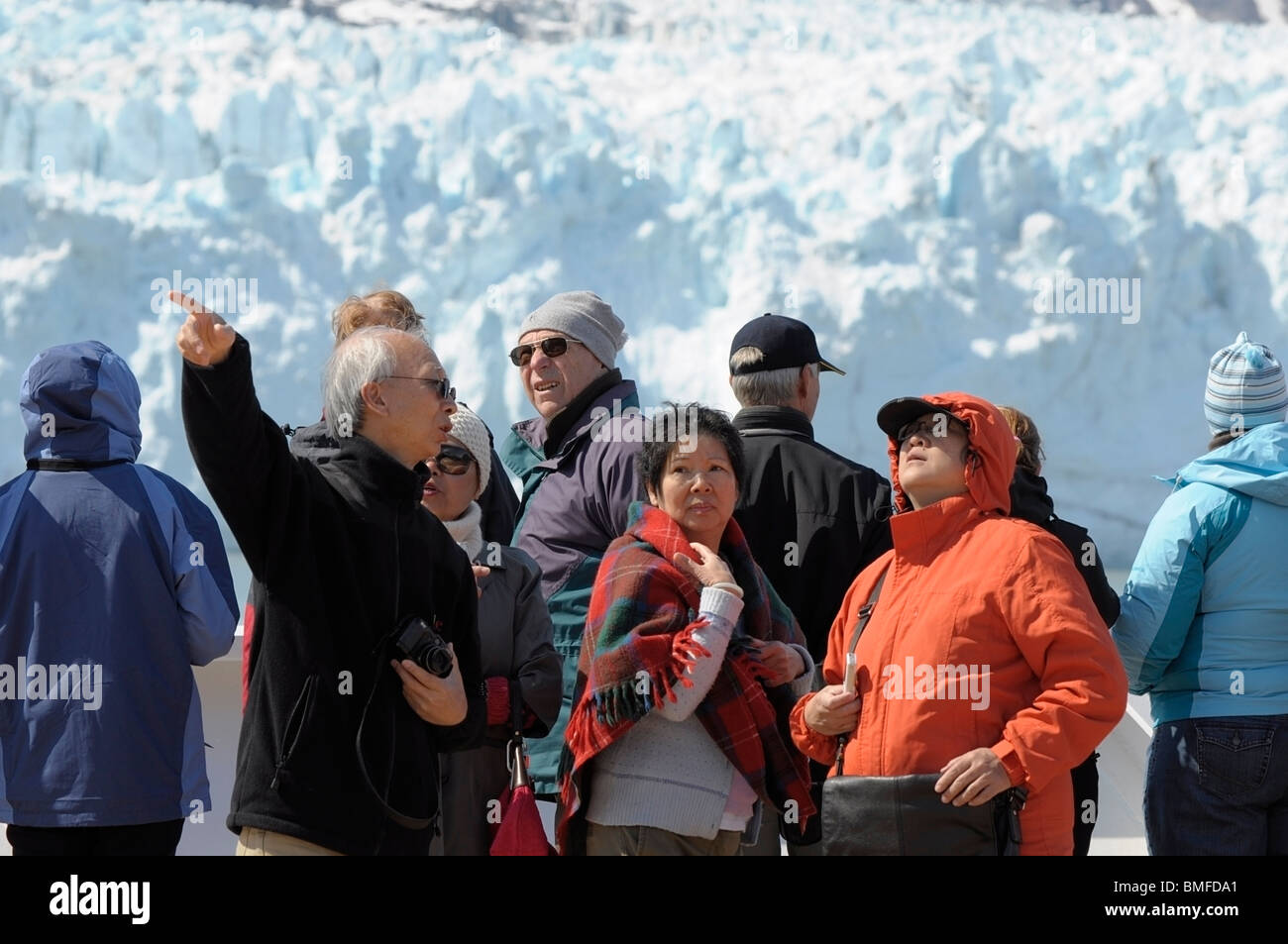 Los turistas a bordo de un buque de crucero mirando los glaciares, Glacier Bay, Alaska. Foto de stock