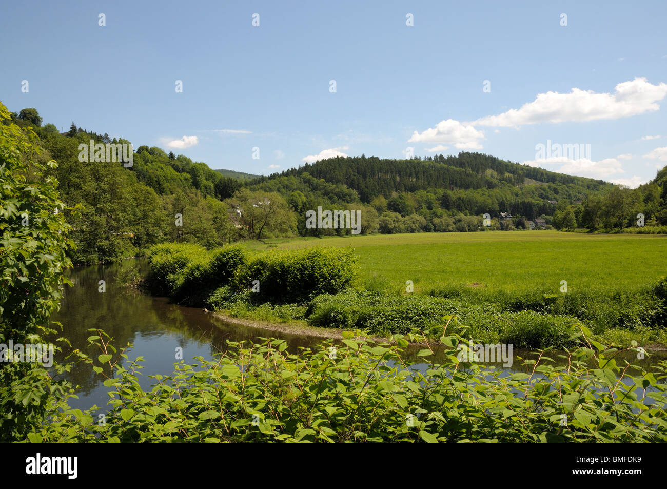Paisaje con el río Sieg. Renania del Norte-Westfalia, Alemania Foto de stock