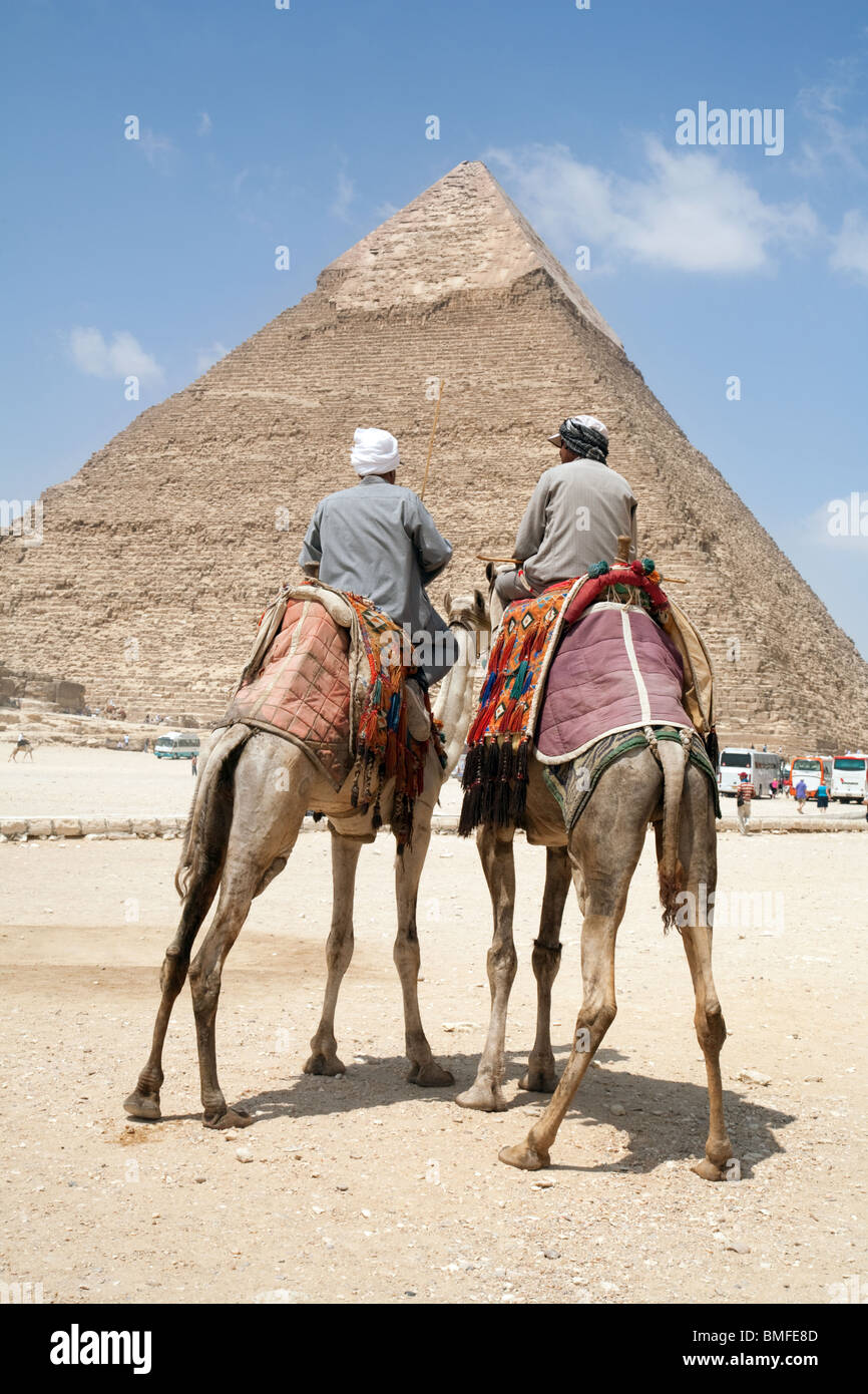 Camellos piramidales; dos jinetes delante de la Pirámide de Khafre (Chephren) en Giza, el Cairo, egipto Foto de stock